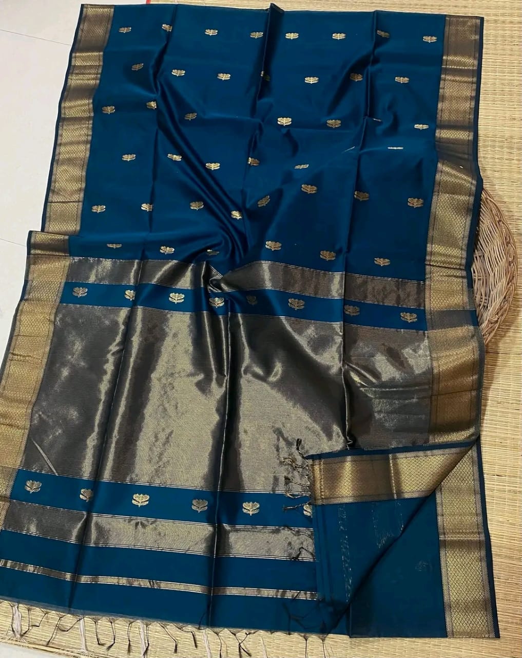 Maheshwari handloom golden jari border lotas buta saree